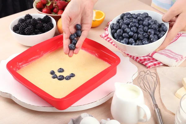 Hornear sabroso pastel e ingredientes para ello en la mesa en la cocina — Foto de Stock