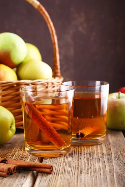 Bodegón con sidra de manzana y manzanas frescas sobre mesa de madera — Foto de Stock