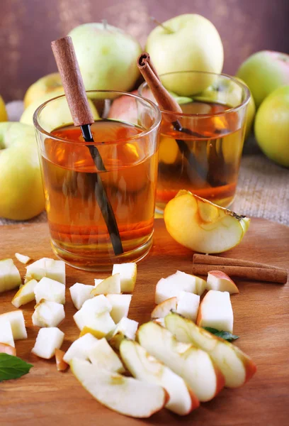 Bodegón con sidra de manzana y manzanas frescas sobre mesa de madera — Foto de Stock