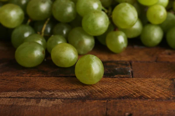 Green grape on wooden table on wooden background — Stock Photo, Image