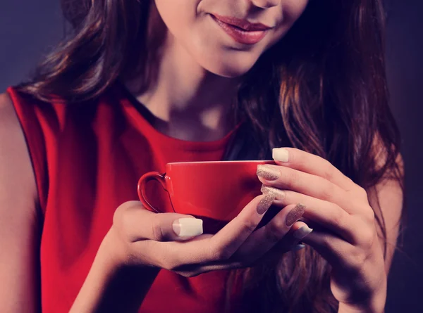 Hermosa joven con taza de café sobre fondo marrón — Foto de Stock