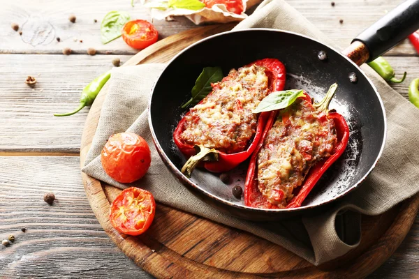 Delicious stuffed peppers in frying pan on table close-up — Stock Photo, Image