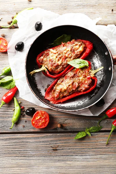 Delicious stuffed peppers in frying pan on table close-up — Stock Photo, Image