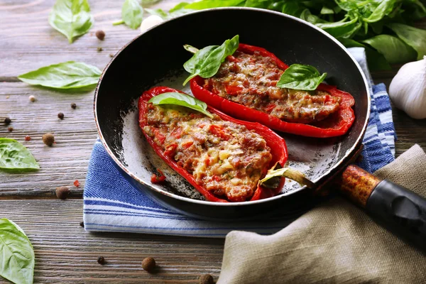 Deliciosos pimientos rellenos en sartén en primer plano de mesa — Foto de Stock