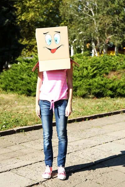 Mulher com caixa de papelão — Fotografia de Stock