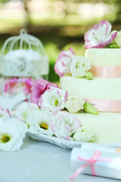 Bolo de casamento bonito — Fotografia de Stock