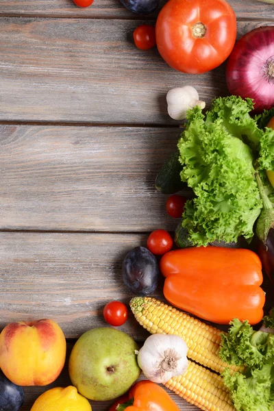 Verdure fresche biologiche su fondo di legno — Foto Stock