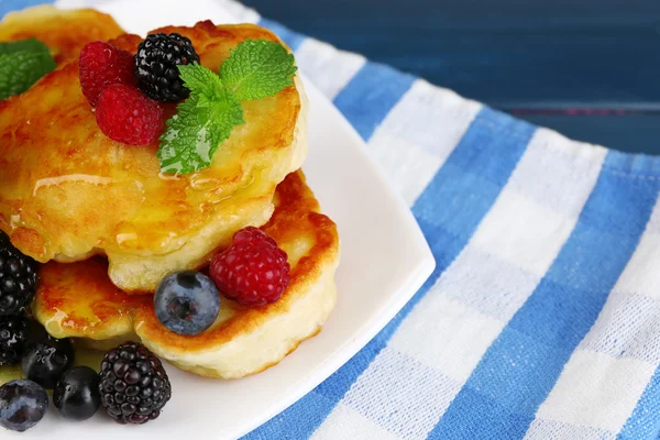 Pancake lezat dengan buah berry segar — Stok Foto