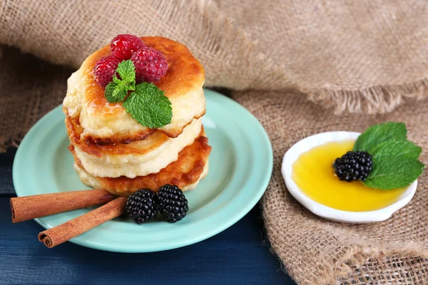 Tasty pancake with fresh berries — Stock Photo, Image