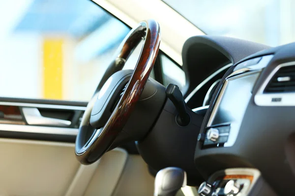 Vue intérieure de la voiture avec salon beige et tableau de bord noir — Photo