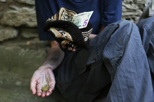 无家可归的乞丐钱 — 图库照片