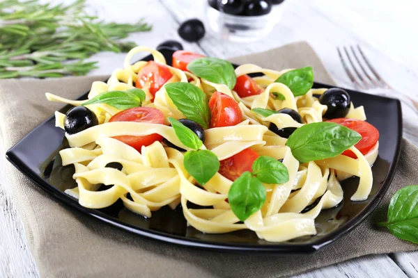 Spaghetti with tomatoes, olives — Stock Photo, Image