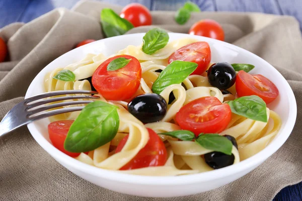 Спагетті з помідорами, оливками — стокове фото