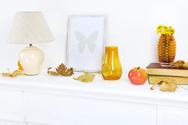 Verschillende objecten op witte plank in woonkamer — Stockfoto