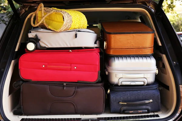 Suitcases and bags in trunk of car ready to depart for holidays — Stock Photo, Image