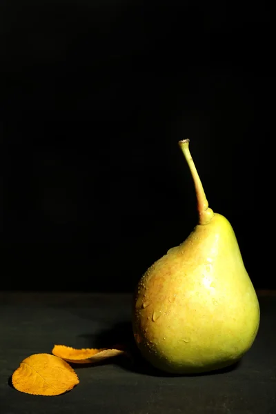 Ripe tasty pear — Stock Photo, Image