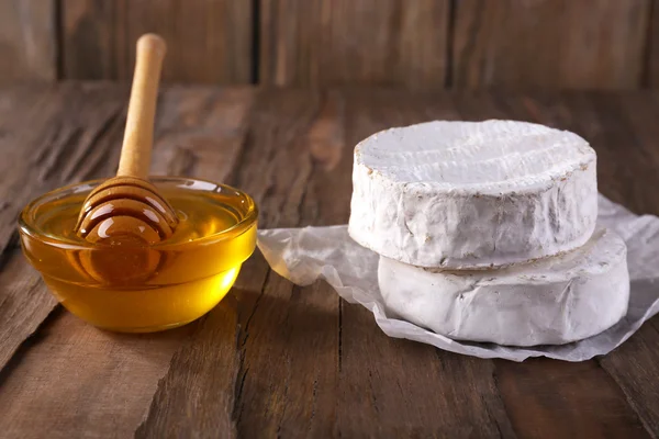 Kağıt üzerinde camembert peyniri — Stok fotoğraf