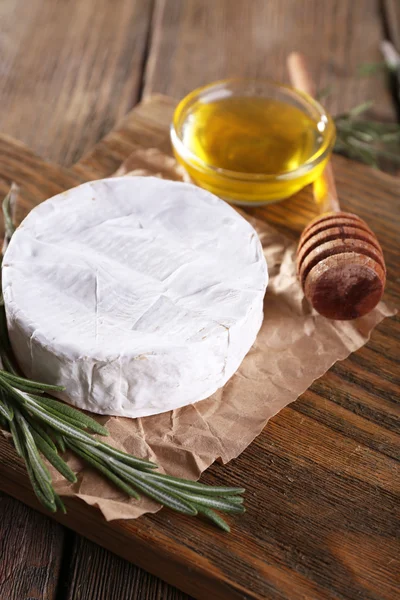 Queijo camembert sobre papel — Fotografia de Stock