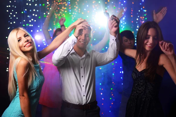 Pessoas dançando na festa — Fotografia de Stock