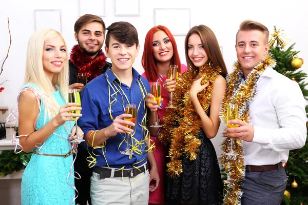 Jóvenes celebrando la Navidad — Foto de Stock