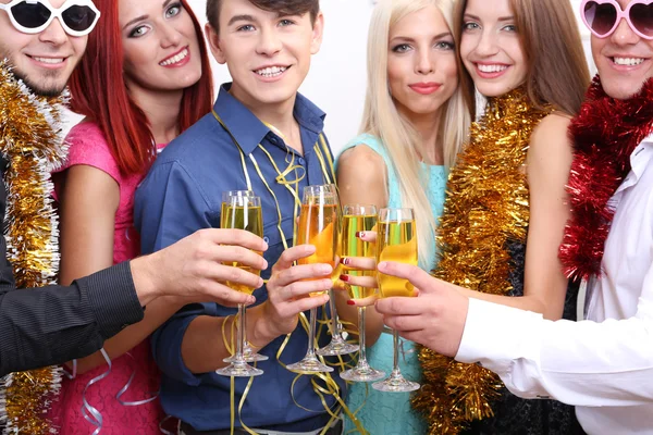 Unga människor firar jul — Stockfoto