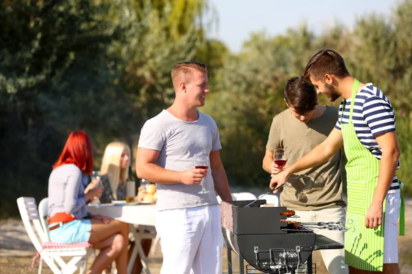 Unge Venner Som Har Grillfest Ute – stockfoto