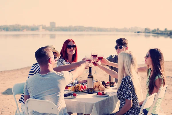 Happy vrienden op strand — Stockfoto