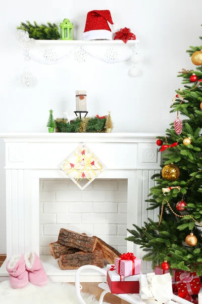 暖炉の近くのクリスマス ツリー — ストック写真