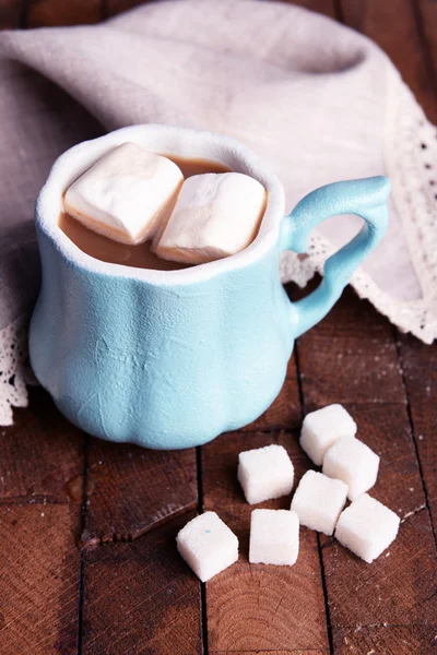 Kopp kaffe med marshmallows och socker på träbord — Stockfoto