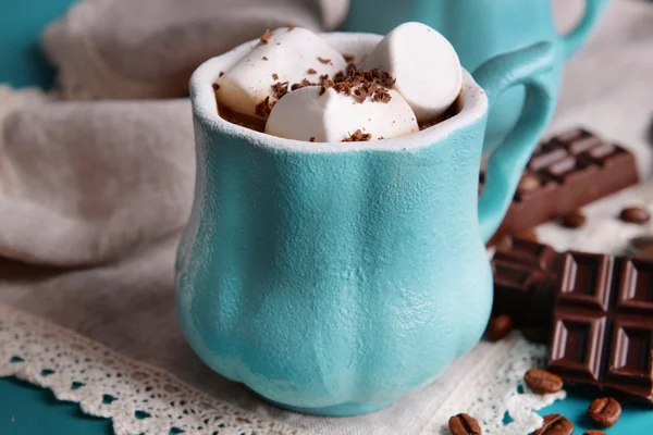 Taza de café con malvavisco y chocolate sobre mesa de madera —  Fotos de Stock