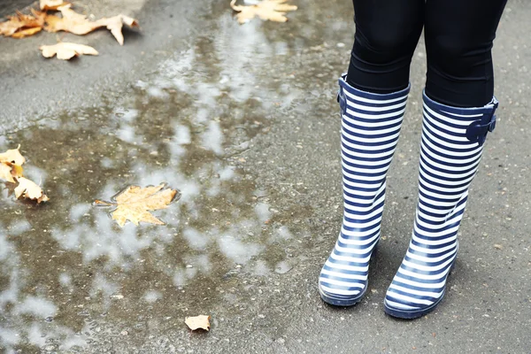 Femme en bottes le jour d'automne pluvieux . — Photo