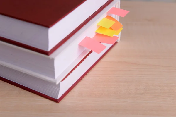 Boeken met bladwijzers op houten tafel — Stockfoto