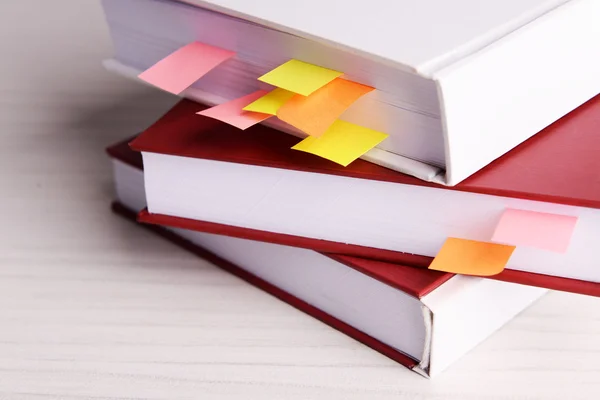 Boeken met bladwijzers op houten tafel — Stockfoto