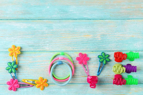 Ahşap arka plan üzerinde renkli scrunchies ile bir araya kelimesini seviyorum — Stok fotoğraf