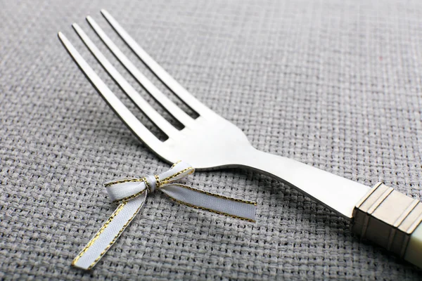 Stages of tying bow on fork, close-up — Stock Photo, Image