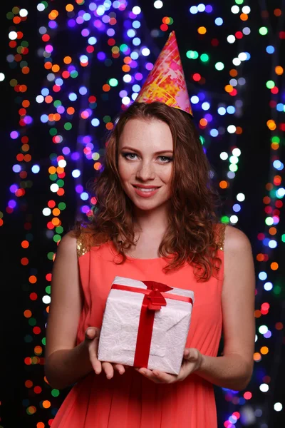 Retrato de una hermosa joven sobre fondo de luces brillantes — Foto de Stock