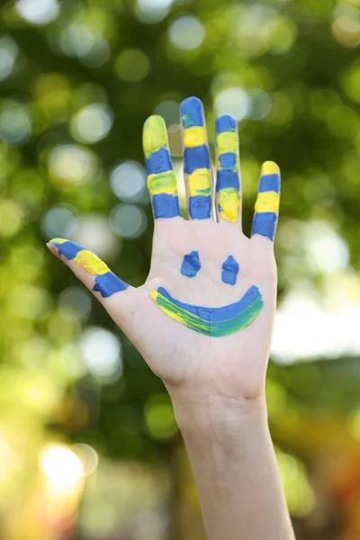 Usmívající se barevné ruku na přírodní pozadí — Stock fotografie