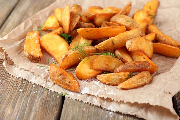 Домашний жареный картофель со специями — стоковое фото