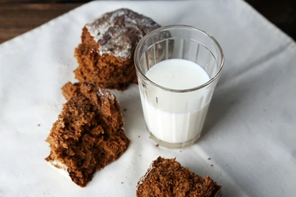 Pane di segale e vetro di latte su sfondo tessuto — Foto Stock