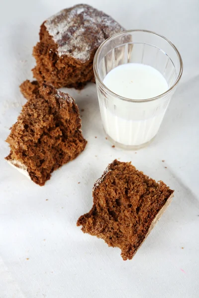 Pain de seigle et verre de lait sur fond de tissu — Photo