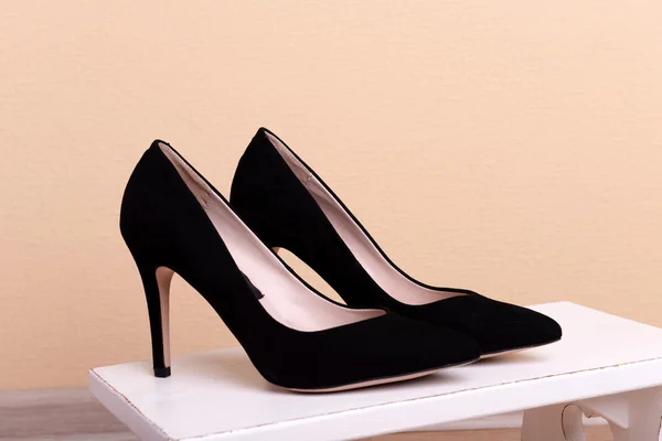 Sapatos de mulheres negras no quarto — Fotografia de Stock