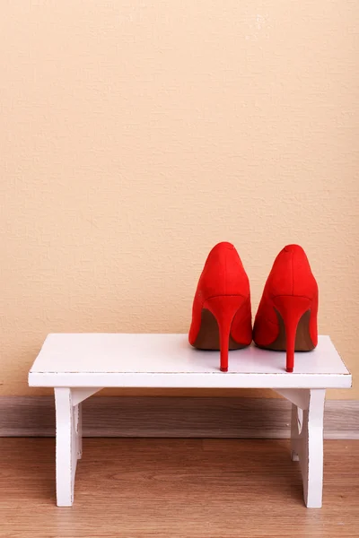 Sapatos femininos vermelhos no quarto — Fotografia de Stock