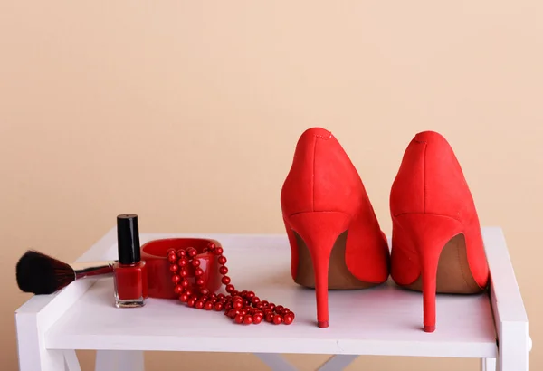 Červená ženy boty a kosmetiky v místnosti — Stock fotografie