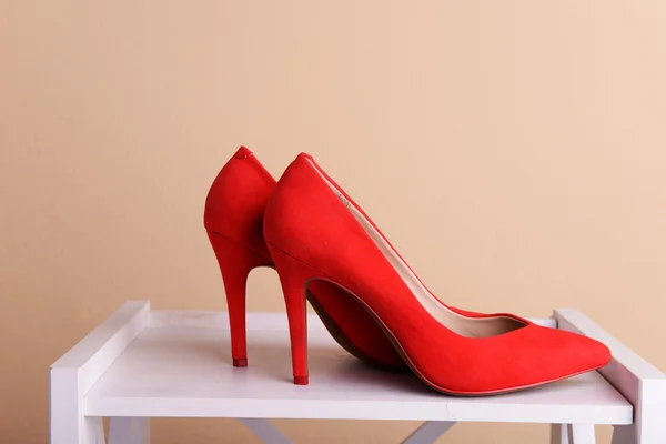 Rode vrouwen schoenen op kamer — Stockfoto