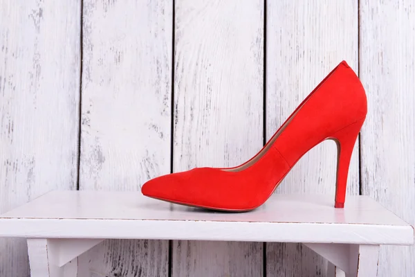 Zapatos de mujer rojos sobre fondo de madera — Foto de Stock