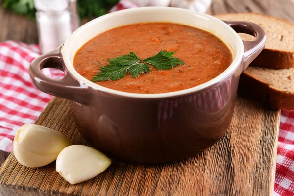 テーブルのクローズ アップのおいしいレンズ豆スープ — ストック写真