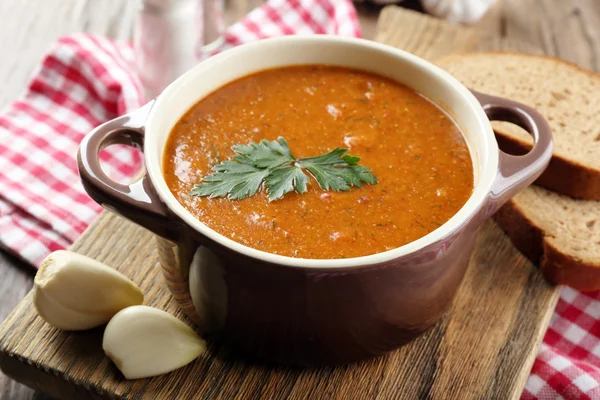 Délicieuse soupe à la crème de lentilles sur table close-up — Photo