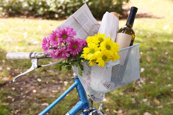 自行车用鲜花和瓶酒 — 图库照片