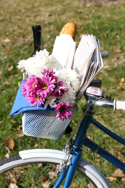 花とワインのボトルを持つ自転車 — ストック写真