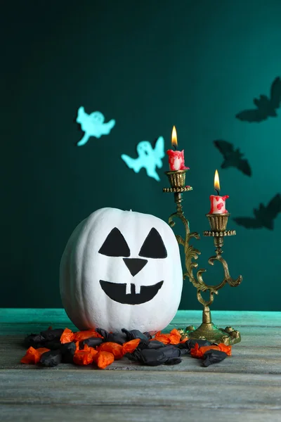 Calabaza y velas de Halloween —  Fotos de Stock